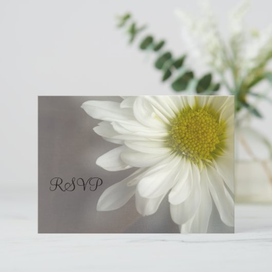 Soft White Daisy on Grey Wedding RSVP (Stehend Vorderseite)