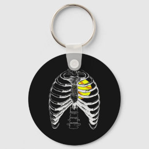 Softball-Herz-im-Rippenkäfig-Shirt - Halloween-Sof Schlüsselanhänger