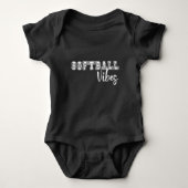 Softball Vibes Baby Strampler (Vorderseite)