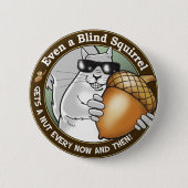 Sogar erhält ein blindes Eichhörnchen eine Nuss Button (Vorderseite)