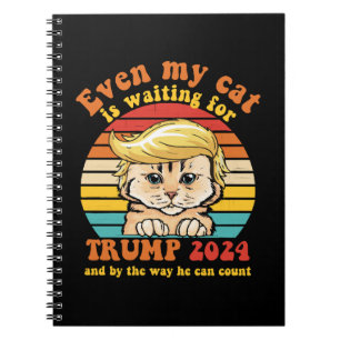 Sogar meine Katze wartet auf Trump 2024 Bekleidung Notizblock