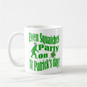 Sogar Squatches Party am St. Patrick's Day Kaffeetasse (Links)