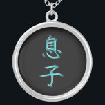 Sohn-japanisches Kanji-Kalligraphie-Symbol Versilberte Kette<br><div class="desc">Für eher wie dieses Besuch Über diesen Entwurf: Kanji sind die adoptierten logografischen (oder ideaographic) chinesischen Schriftzeichen, die im modernen japanischen Schreibenssystem benutzt werden. Der japanische Ausdruck "Kanji" für die chinesischen Schriftzeichen bedeutet buchstäblich "Han-Charaktere" und ist der gleiche schriftliche Ausdruck in der chinesischen Sprache, zum sich auf des Charakterschreibenssystems "hanzi...</div>