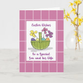 Sohn und Ehefrau Ostern wünscht Korb mit farbigem  Karte (Gelbe Blume)