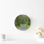 Sol Duc River Road durch Wald Runde Wanduhr (Zuhause)