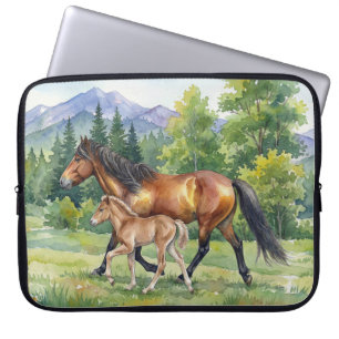 Sola Isländisches Pferd mit Fohlen auf einer Bergw Laptopschutzhülle
