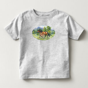 Sola Isländisches Pferd und Fohlen auf einer Bergw Kleinkind T-shirt