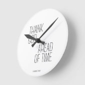 Solanus Casey dankt Gott im Vorfeld der Zeit Runde Wanduhr (Winkel)