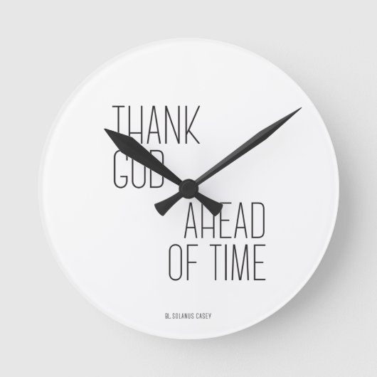 Solanus Casey dankt Gott im Vorfeld der Zeit Runde Wanduhr (Vorderseite)