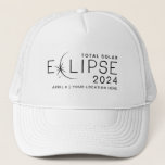 Solar Eclipse 2024 - Gedenken an den Standort Truckerkappe<br><div class="desc">Mit diesem exklusiven personalisierten LKW-Hut können Sie die Himmelsmagie der totalen Sonnenfinsternis 2024 erleben. Dieser Hut, der am 8. April zum Gedenken an die Ehrfurcht inspirierend Veranstaltung erklärt wurde, wird zum zeitlosen Bewahrer kosmischer Wunder. Passen Sie es mit Ihrem gewählten Standort an, und sichern Sie sich so ein einzigartiges Bild,...</div>