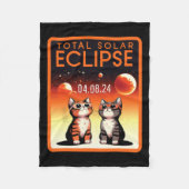 Solar-Eclipse 2024 Katzen Gesamtsolarausstoß 4,08, Fleecedecke (Vorderseite)