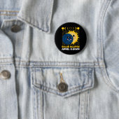 Solar Eclipse 2024 Niedlicher Kleinkinderjunge Ges Button (Beispiel)