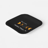 Solar Eclipse 2024 Personalisiert Town Staat insge Pappteller (Gewinkelt)