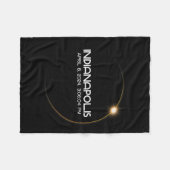 Solar Eclipse 2024 Stadt Fleecedecke (Vorderseite (Horizontal))