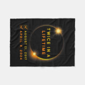 Solar-Eclipse zweimal im Leben 2024 Solar-Eclipse Fleecedecke (Vorderseite (Horizontal))