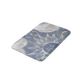 Solar Mystique | Dusty Blue Silver Moon Stars Sun Badematte (Schrägansicht)