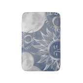 Solar Mystique | Dusty Blue Silver Moon Stars Sun Badematte (Vorderseite Vertikal)
