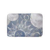 Solar Mystique | Dusty Blue Silver Moon Stars Sun Badematte (Vorderseite)