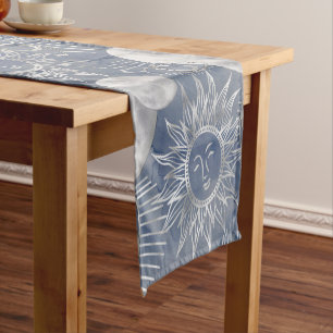 Solar Mystique Dusty Blue Silver Moon Stars Sun Kurzer Tischläufer