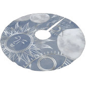 Solar Mystique | Dusty Blue Silver Moon Stars Sun Polyester Weihnachtsbaumdecke (Schrägansicht)