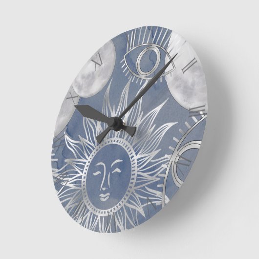 Solar Mystique | Dusty Blue Silver Moon Stars Sun Runde Wanduhr (Winkel)