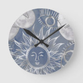 Solar Mystique | Dusty Blue Silver Moon Stars Sun Runde Wanduhr (Vorderseite)