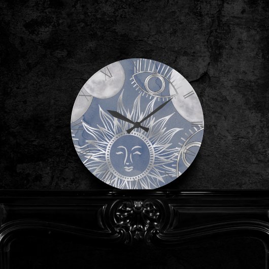 Solar Mystique | Dusty Blue Silver Moon Stars Sun Runde Wanduhr