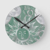 Solar Mystique | Dusty Green Silver Moon Stars Sun Runde Wanduhr (Vorderseite)