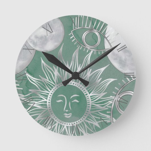 Solar Mystique | Dusty Green Silver Moon Stars Sun Runde Wanduhr (Vorderseite)