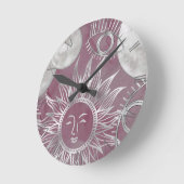Solar Mystique | Rosa Silbermondsterne Sun Eyes Runde Wanduhr (Winkel)