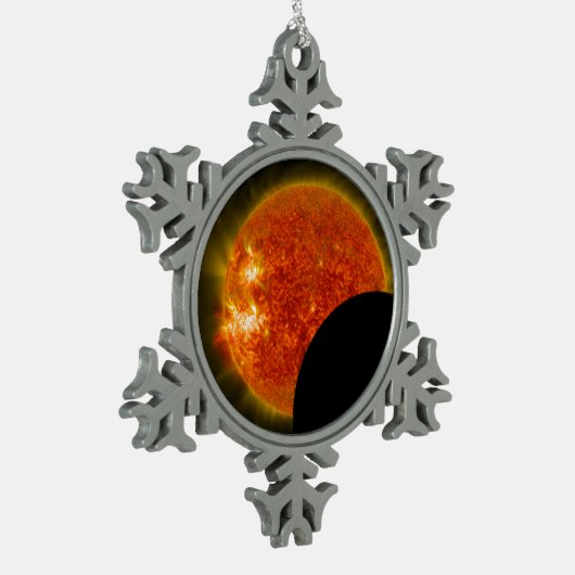 Solarzellen-Eclipse in Arbeit Schneeflocken Zinn-Ornament (Links)