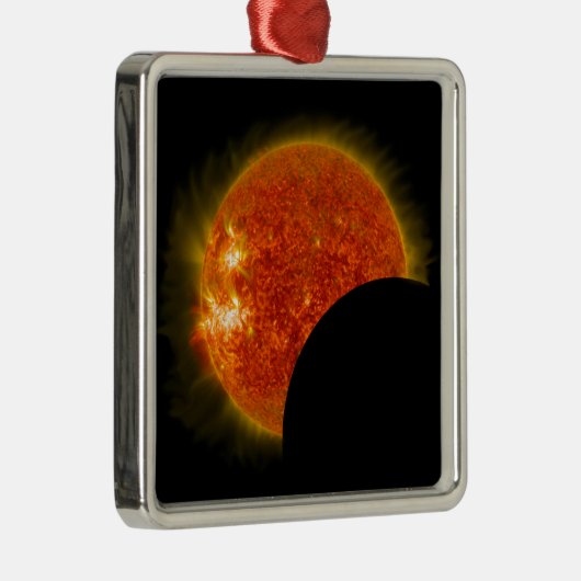 Solarzellen-Eclipse in Arbeit Silbernes Ornament (Rechts)