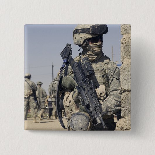 Soldat bewaffnet mit einem MK-48 Button (Vorderseite)