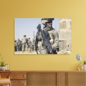 Soldat bewaffnet mit einem MK-48 Leinwanddruck (Insitu (Wohnzimmer))