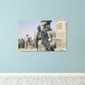 Soldat bewaffnet mit einem MK-48 Leinwanddruck (Insitu (Holzboden))