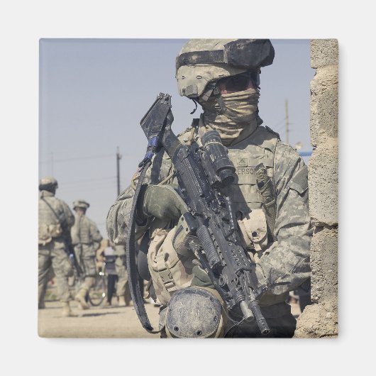 Soldat bewaffnet mit einem MK-48 Magnet (Vorne)