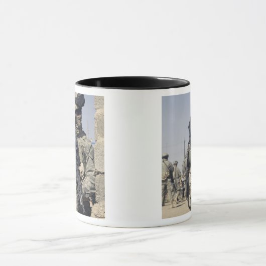 Soldat bewaffnet mit einem MK-48 Tasse (Zentrum)
