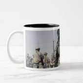 Soldat bewaffnet mit einem MK-48 Zweifarbige Tasse (Links)