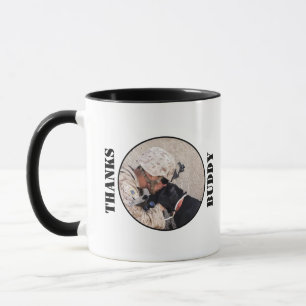 Soldat dankt seinem Militärhund Tasse