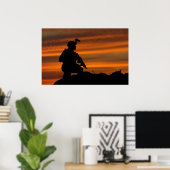 Soldat, der eine Patrouille führt Poster (Heimbüro)