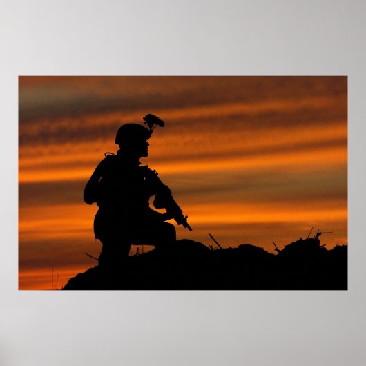 Soldat, der eine Patrouille führt Poster (Vorne)