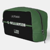 Soldat der personalisierten Militäroperation mit d Waschbeutel (Rechte Ecke)