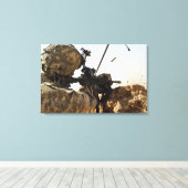 Soldat engagiert feindliche Kräfte Leinwanddruck (Insitu (Holzboden))