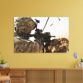 Soldat engagiert feindliche Kräfte Leinwanddruck (Insitu (Wohnzimmer))