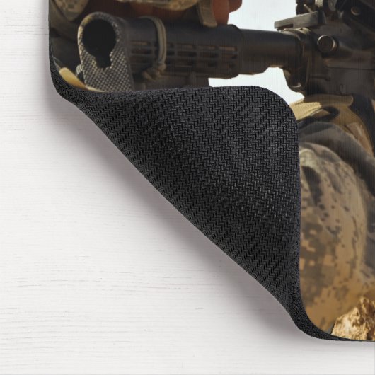 Soldat engagiert feindliche Kräfte Mousepad (Ecke)