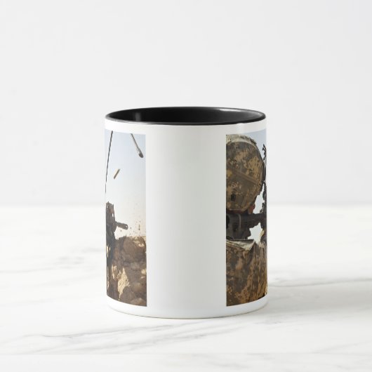 Soldat engagiert feindliche Kräfte Tasse (Zentrum)