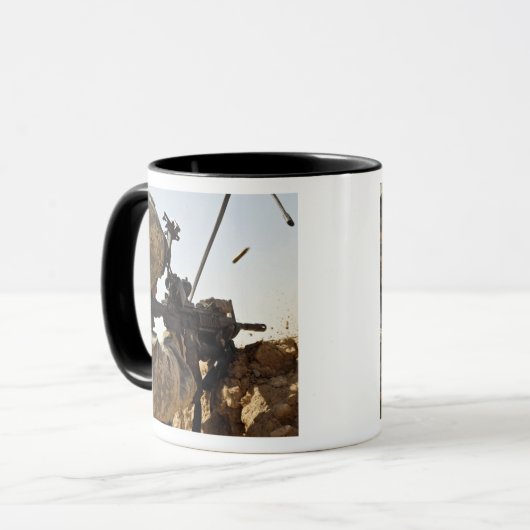 Soldat engagiert feindliche Kräfte Tasse (Vorderseite Links)