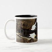 Soldat engagiert feindliche Kräfte Zweifarbige Tasse (Links)