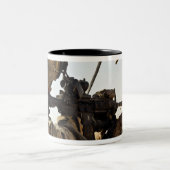 Soldat engagiert feindliche Kräfte Zweifarbige Tasse (Mittel)