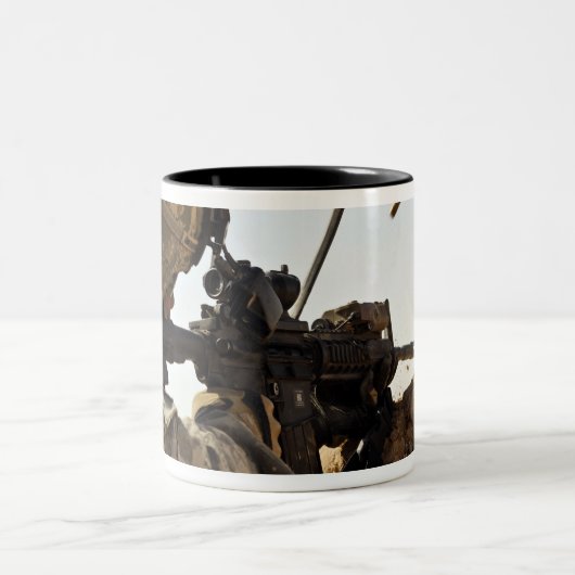 Soldat engagiert feindliche Kräfte Zweifarbige Tasse (Mittel)
